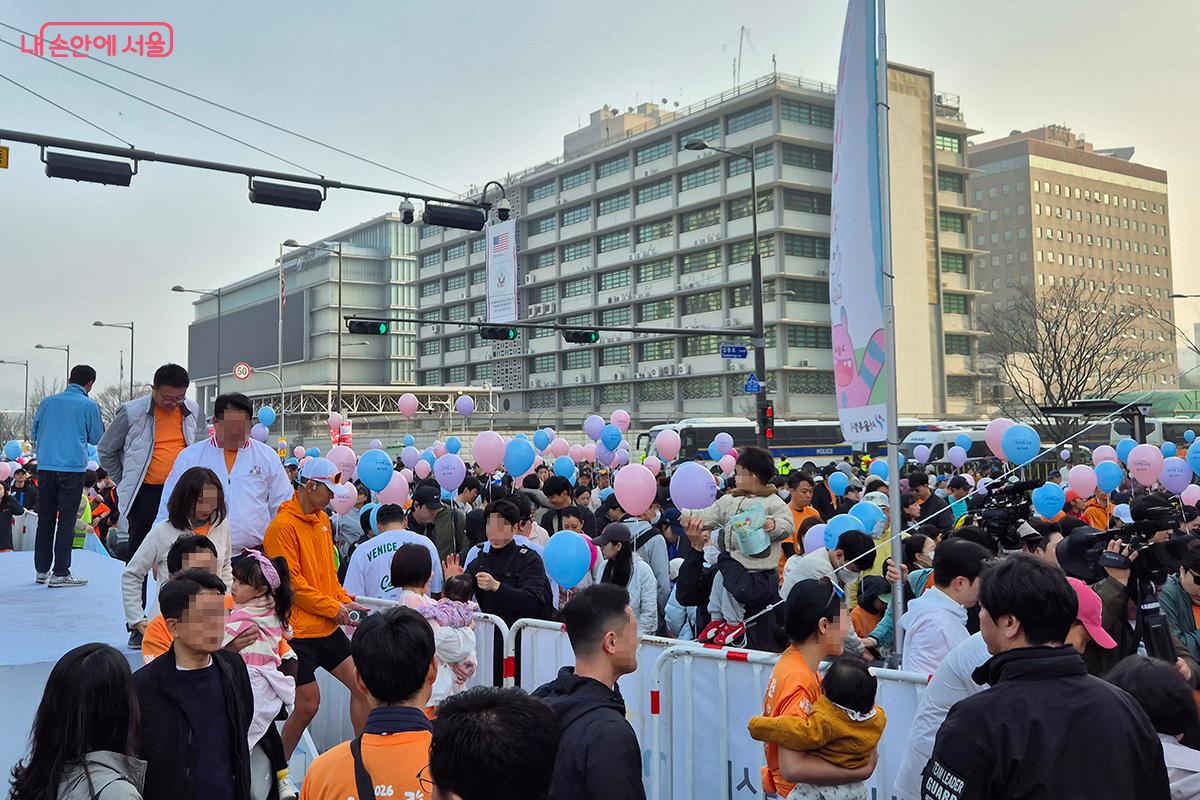 오전 8시가 지나자 광화문광장은 참가자들로 인산인해를 이뤘다. 