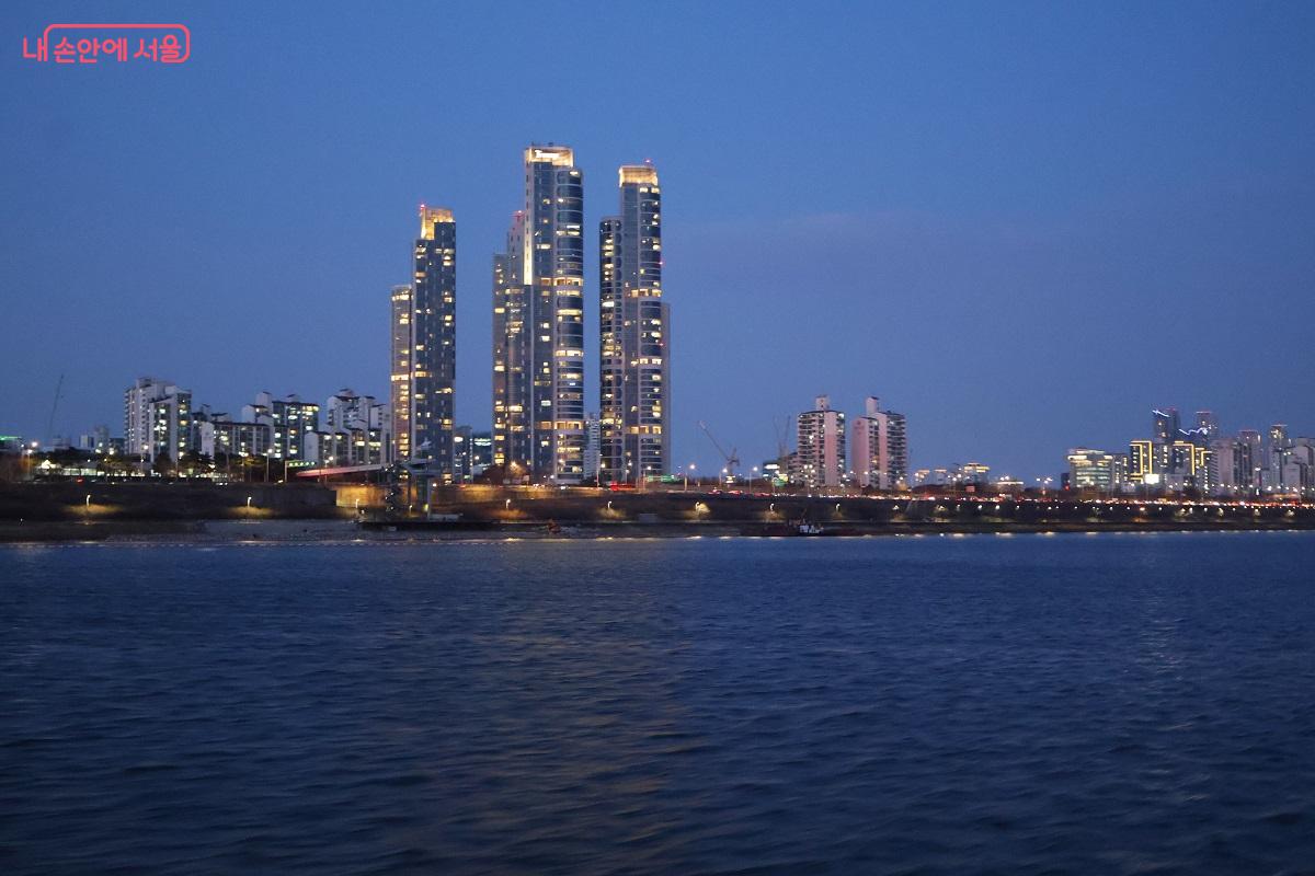 한강 물길 너머로 불을 밝힌 고층 빌딩들이 서울의 역동적인 밤 풍경을 그려낸다. ⓒ이봉덕