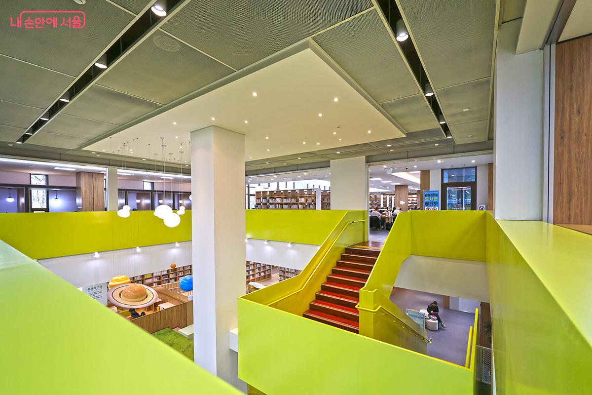 강렬한 노란 색상의 계단실이 돋보인다. &copy;김주연