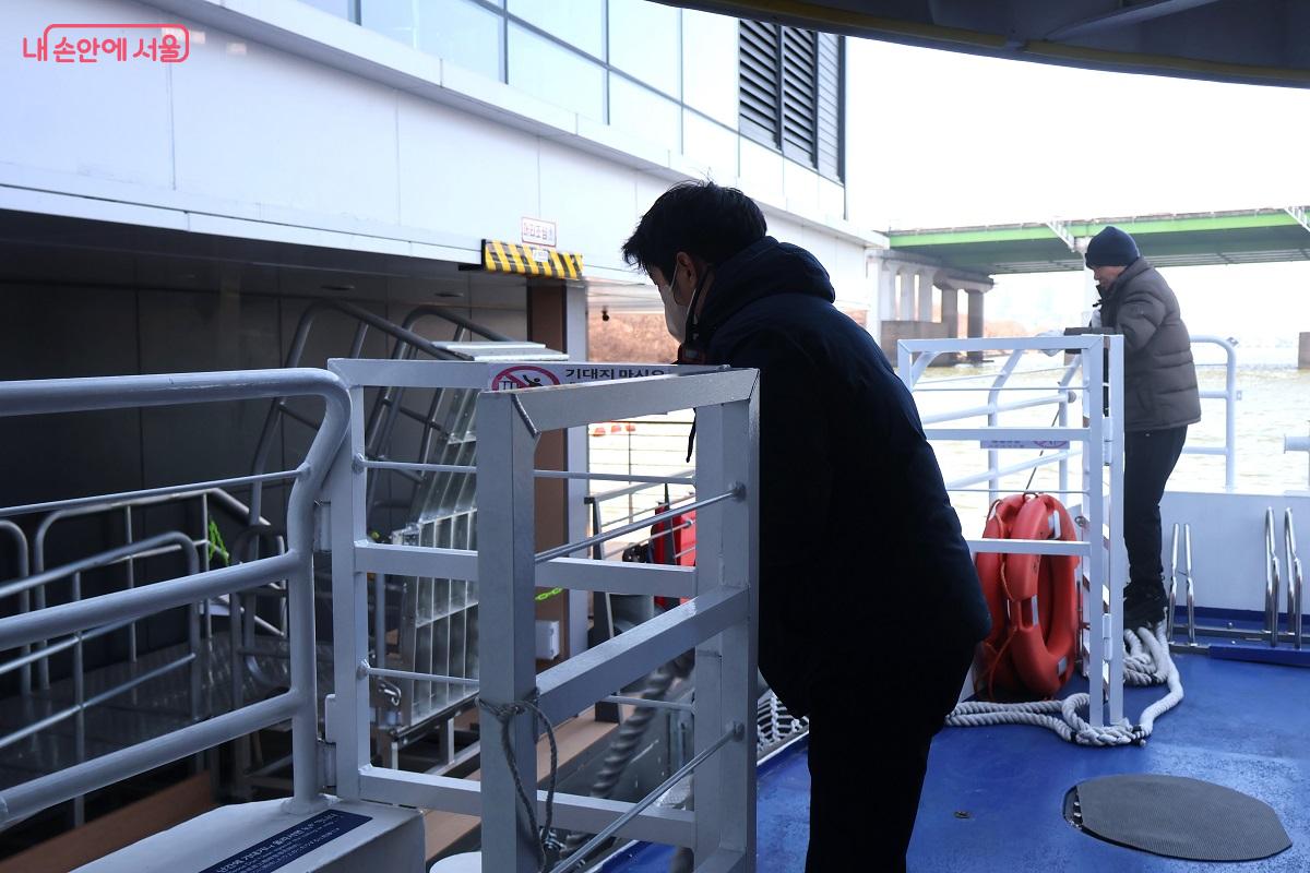 한강버스 갑판에서 승무원이 선착장 접안 상태를 확인하며 현장을 꼼꼼히 관리하고 있다. ⓒ이봉덕