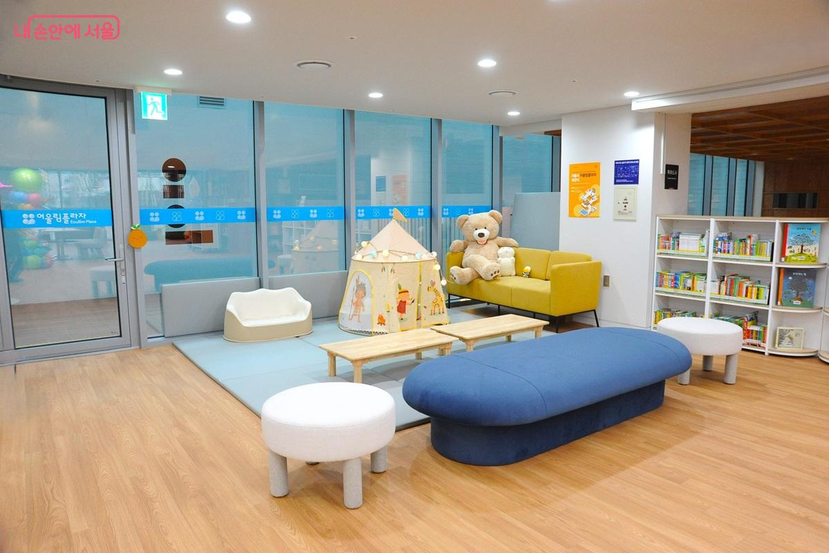 키즈카페와 같은 분위기의 어린이자료실 &copy;조수봉