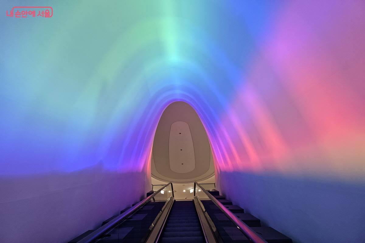 3층 상설전시관으로 이어지는 계단. 마치 우주로 들어가는 듯하다. &copy;염지연