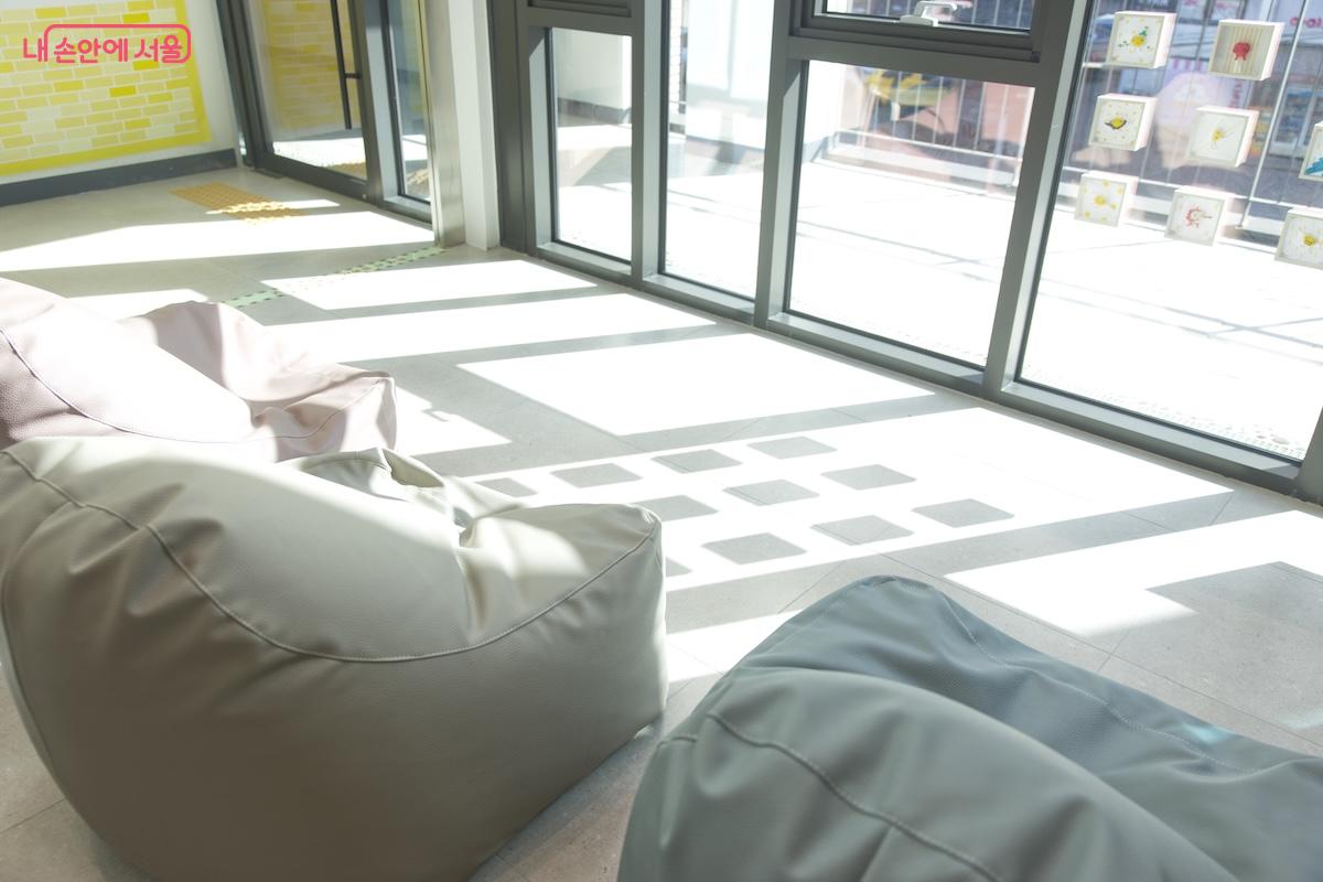 1층 채광창에 빈백이 설치 되어 있어 재밌는 느낌이 든다