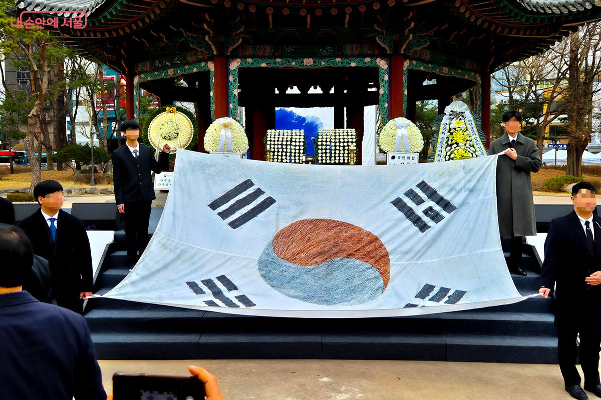 태극기의 흰색 바탕은 밝음과 순수, 평화를 사랑하는 민족성을, 태극 문양은 음(파랑)과 양(빨강)의 조화를 상징한다.