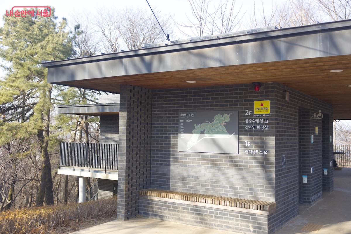 용왕산 중턱에 새롭게 조성된 공중화장실이 매우 쾌적하게 관리되고 있다. &copy;임중빈