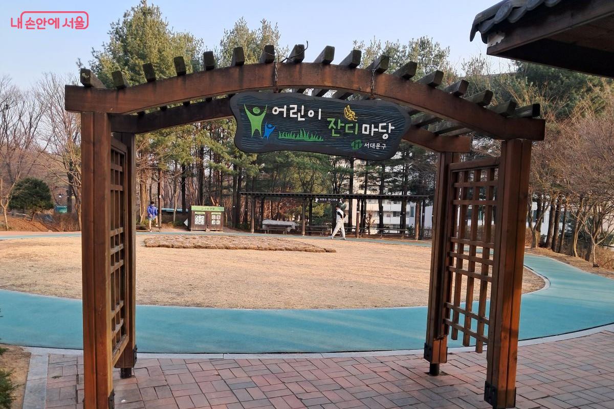 '백련산 어린이 잔디마당’. 아이들이 마음껏 뛰어놀 수 있는 서울형 '자연 친화 놀이터'다. ©장형진