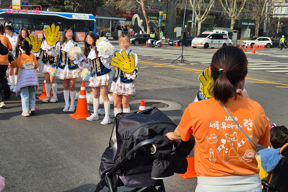 숨이 차오르는 참가자들에게 치어리더팀의 "화이팅!" 소리는 큰 힘이 된다.