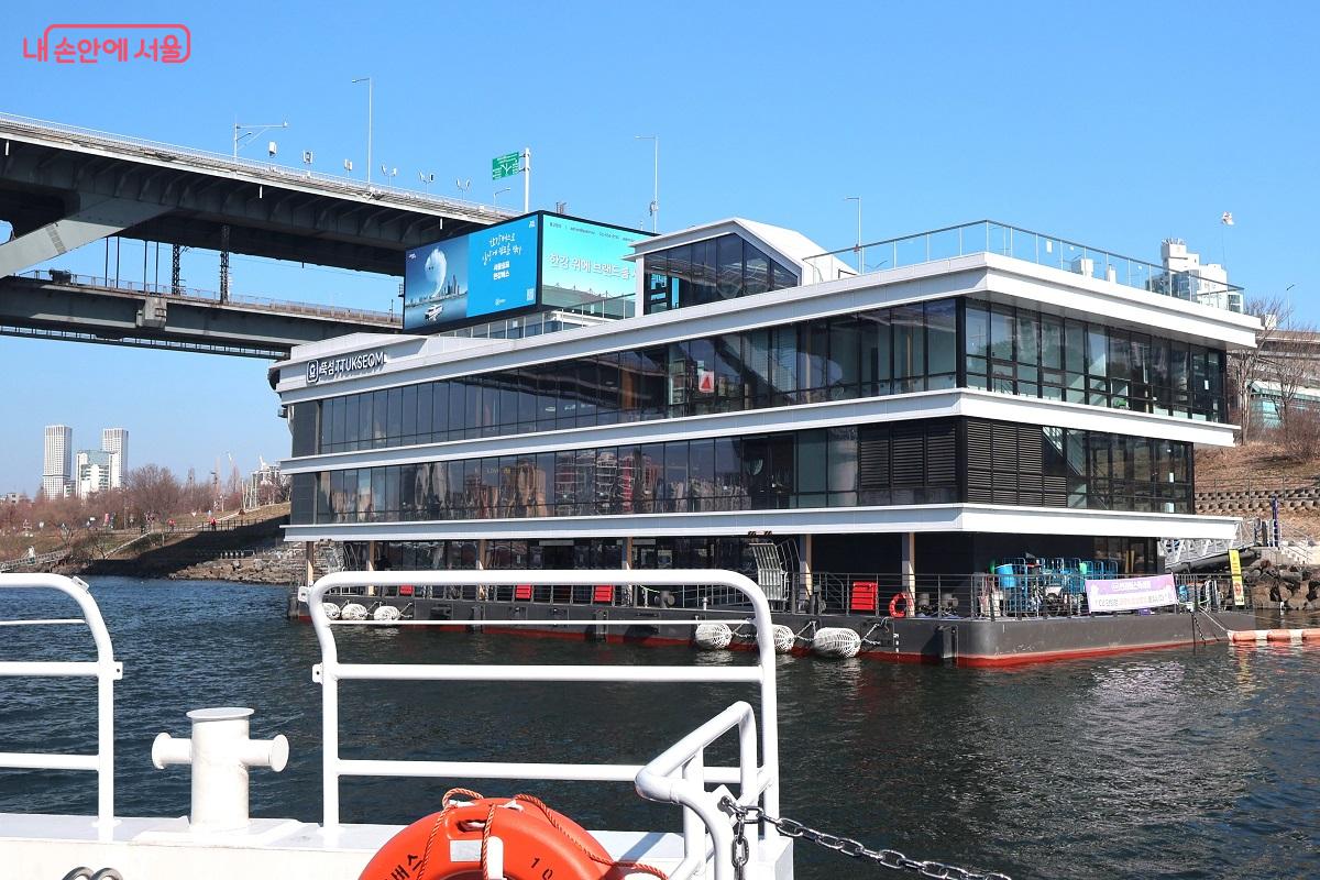 뚝섬선착장. 피크닉의 설렘과 LP 카페의 아날로그 감성이 어우러진 휴식처 ⓒ이봉덕