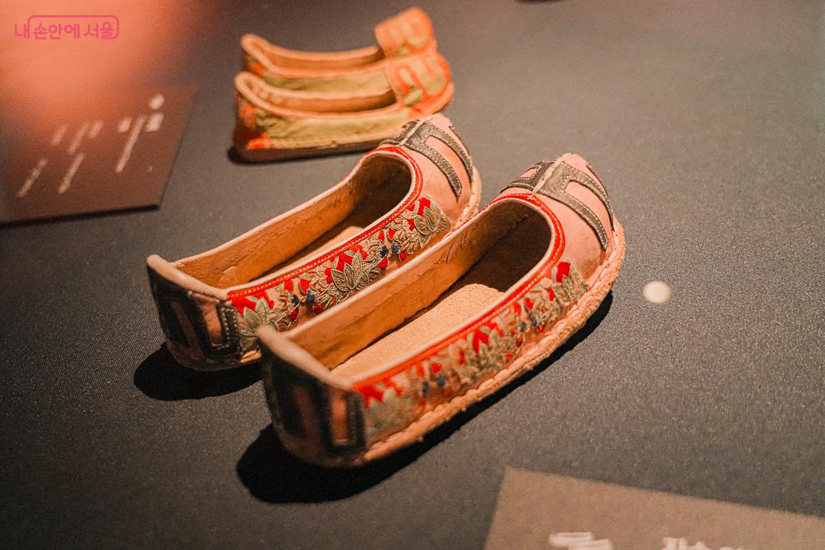 내부에는 다채로운 공예품이 전시되어 있다. ⓒ김지연