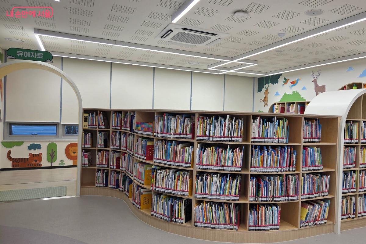 아늑한 공간에 유아자료실이 조성됐다. ⓒ김미선