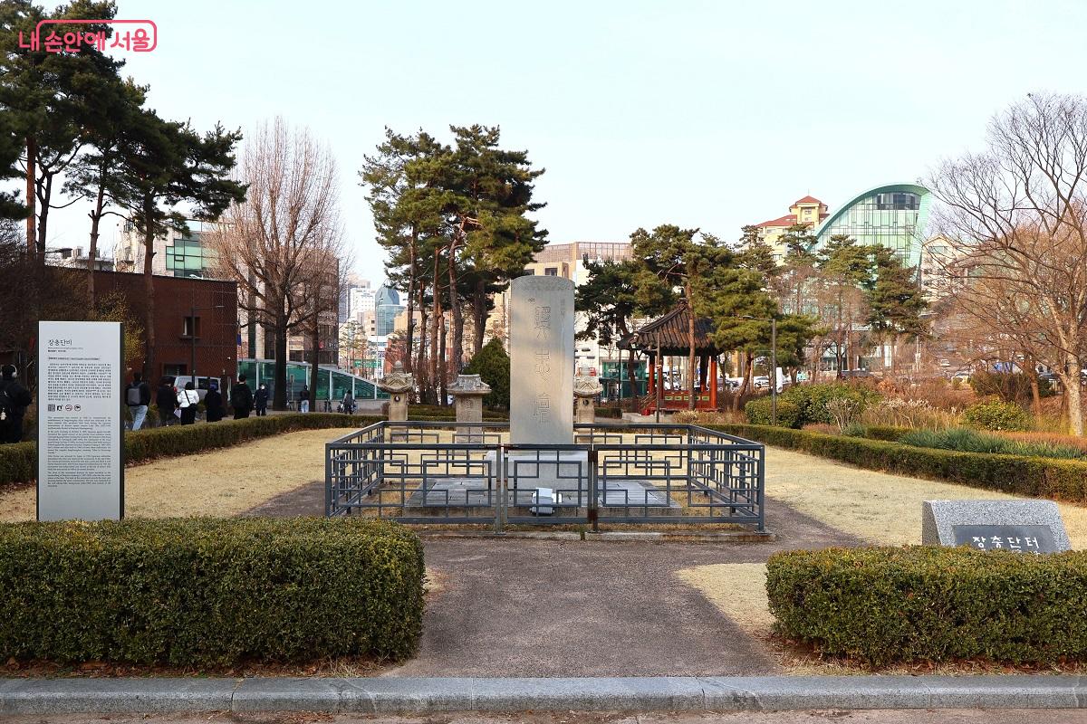 장충단공원에 자리한 을미사변 등으로 순국한 충신들을 기리는 공간인 장춘단 비 &copy;김대진 