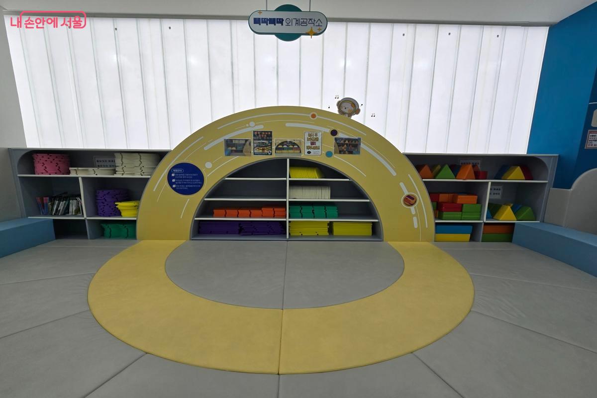 대한 블록을 활용해 구조물을 만들 수 있는 &lsquo;뚝딱뚝딱 외계 공작소&rsquo; &copy;강사랑