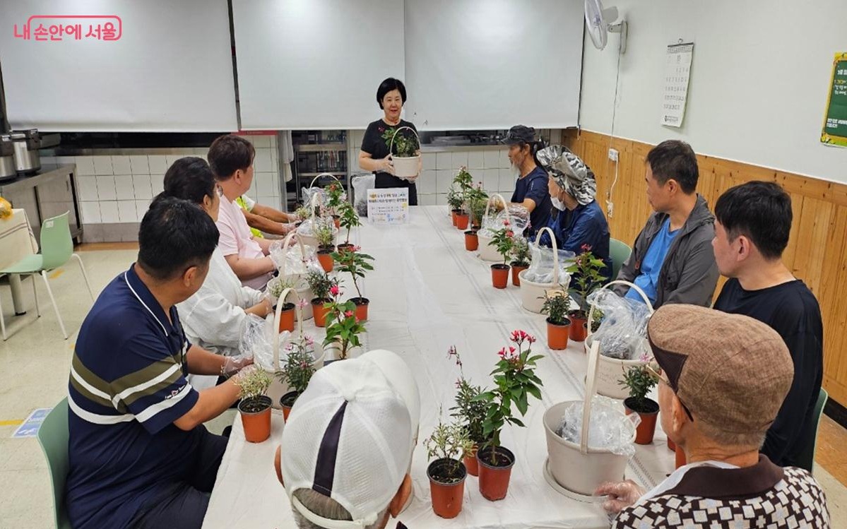 '아름다운 동행가게' 사업 일환으로 진행된 홍은종합사회복지관의 원예수업  &copy;홍은종합사회복지관