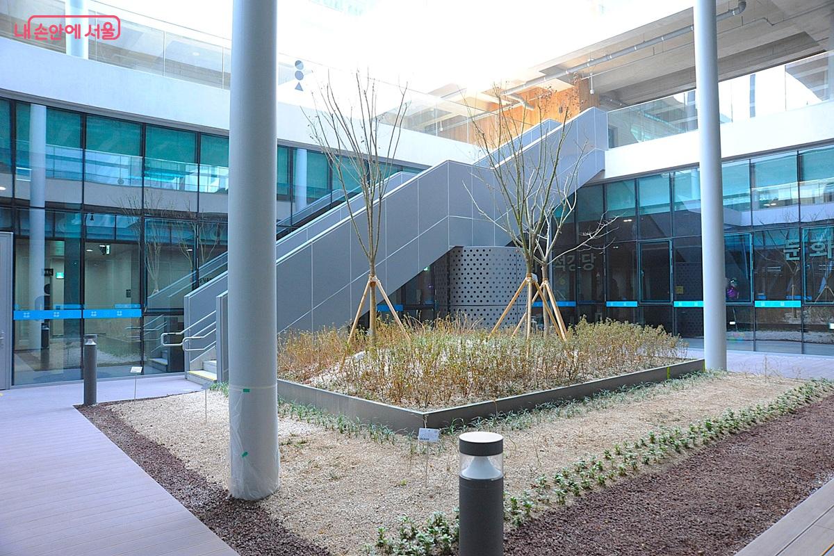 작은 정원이 조성된 지하 2층 중정 &copy;조수봉