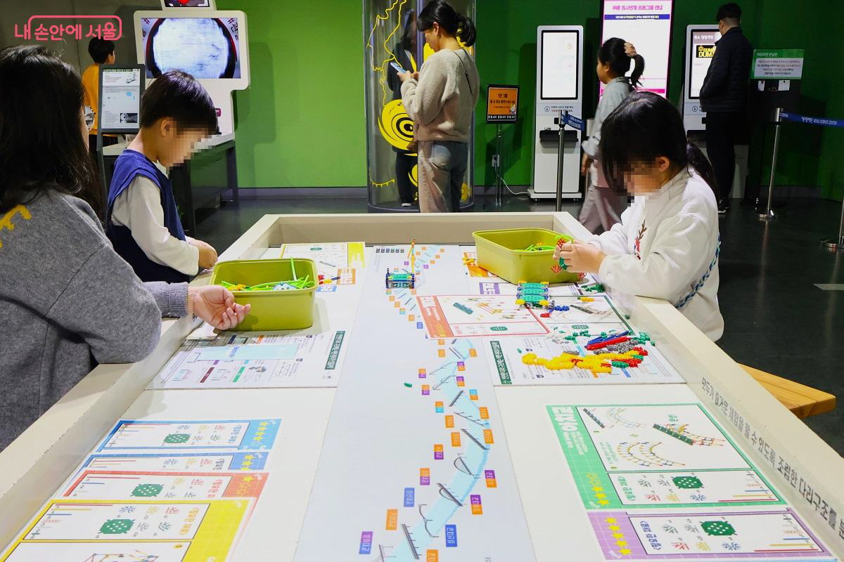 다리 구조물을 직접 조립하며 공학적 원리를 깨우치는 어린이들의 창의 체험 활동 &copy;김대진