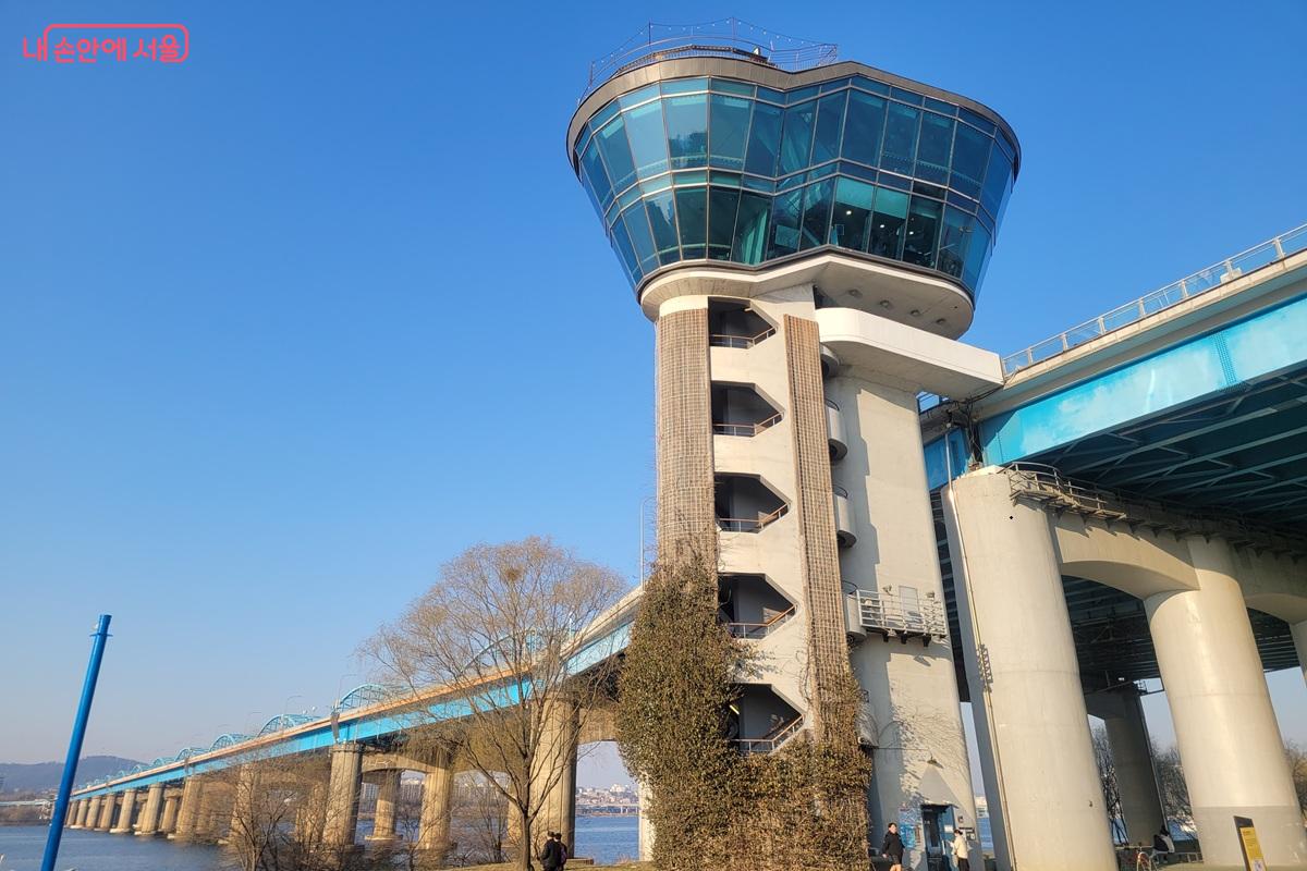 한강을 내려다보는 동작대교 노을카페, 노을 명소로 인기이다. ©조연