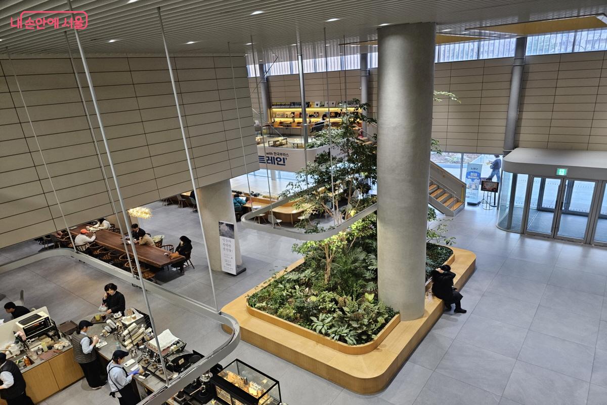 2층에서 바라본 1층 로비의 전경 ⓒ염지연