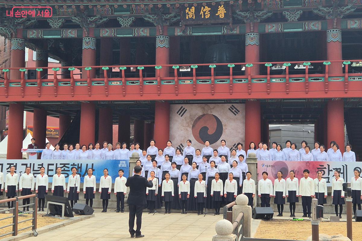 ‘기미독립선언서’의 낭독에 이어 광진구립예술단 합창단의 ‘삼일절 노래’가 이어졌다.