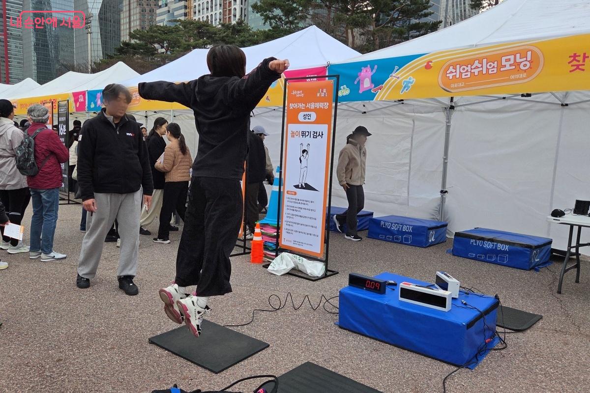 성인 측정으로 높이뛰기 검사를 하고 있다. &copy;김미선