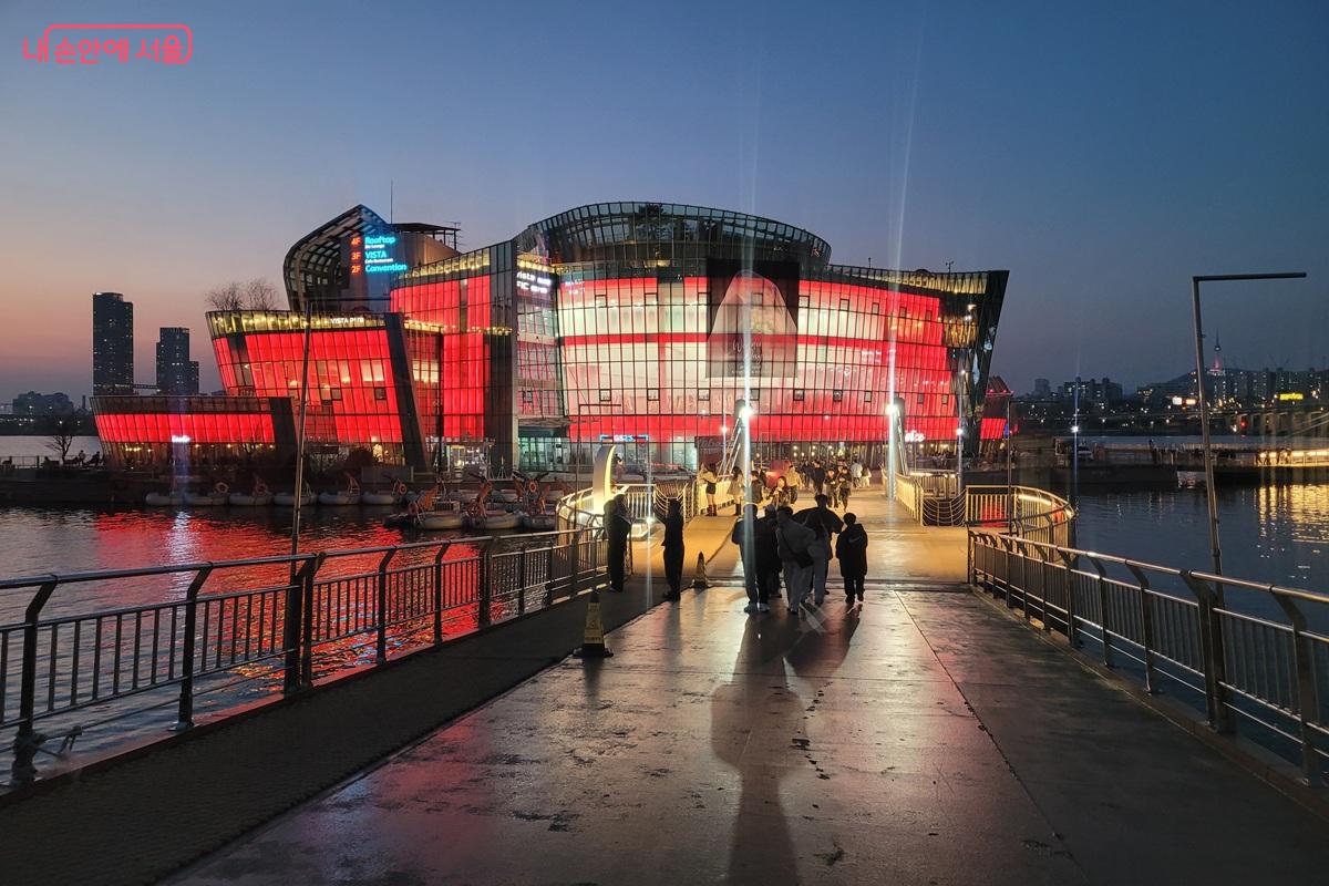 한강 위에 빛을 더하는 세빛섬 야경, 도심 속 또 하나의 밤 풍경 &copy;조연