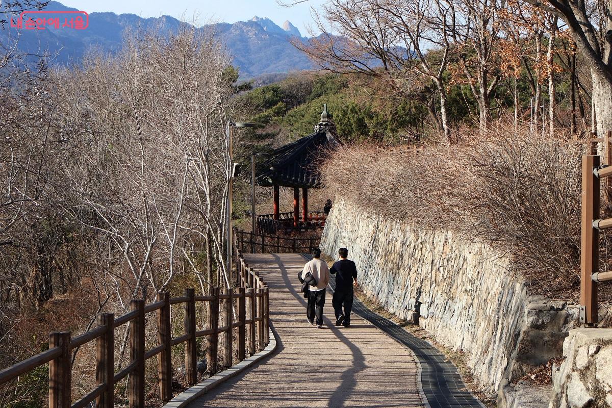 고즈넉한 낙산정 근처 산책로를 따라 시민들이 여유롭게 걷고 있다. &copy;이봉덕