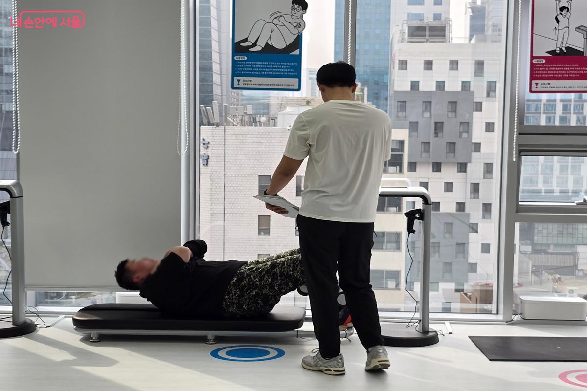 취업을 위해 체력 인증을 받으러 온 이용자도 눈에 띄었다. &copy;강사랑