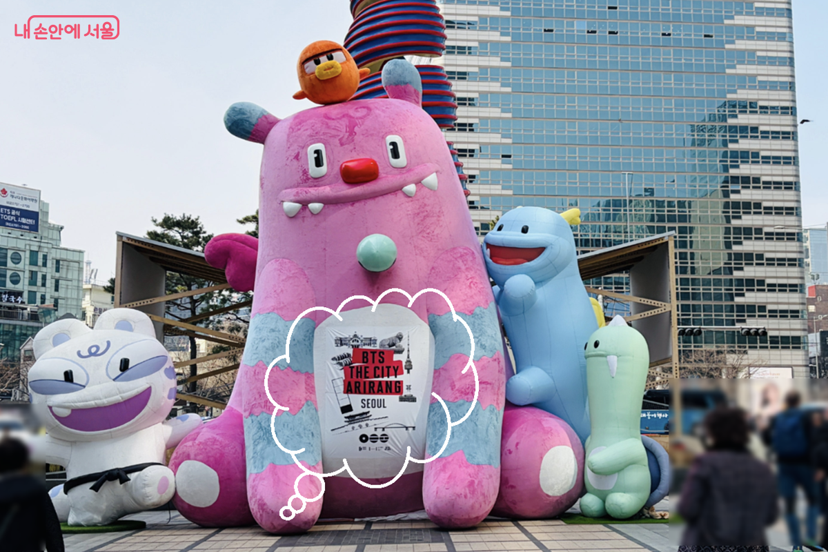 청계광장에 설치된 '해치 아트벌룬' 포토존 ©김경선