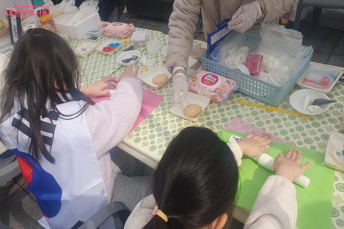 여러가지 재료로 무궁화, 태극기 등을 만드는 체험 부스도 운영되었다. &copy;조한상