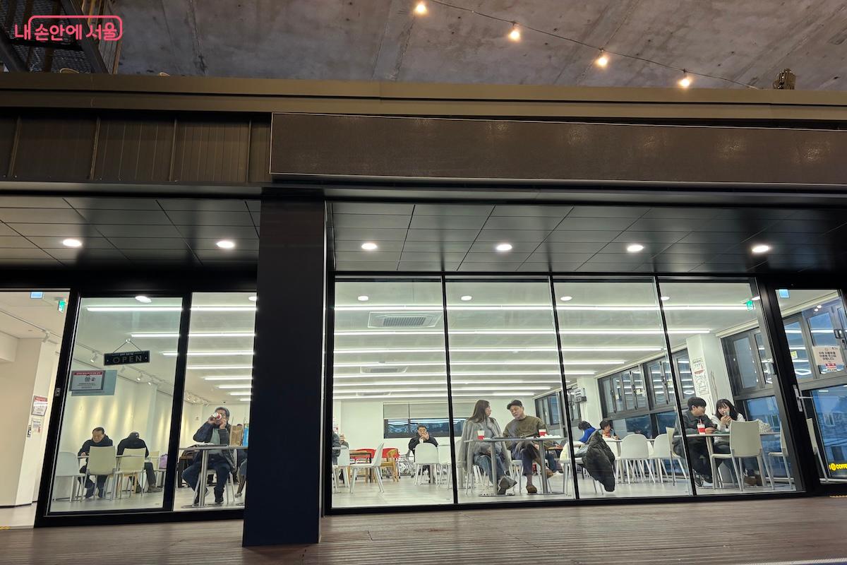 밤이 되면 더욱 여유로워지는 카페 폭포 &copy;이혜원