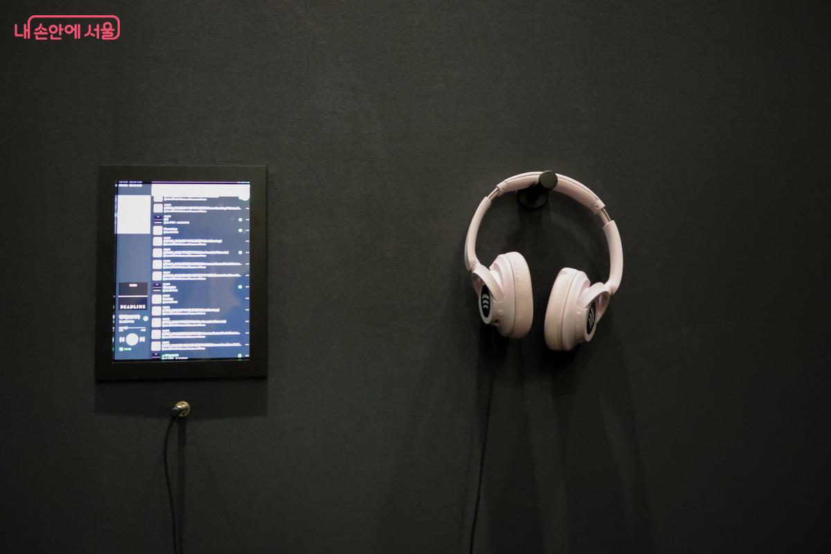 리스닝 존의 다섯 곡이 끝나면 바깥쪽에서 이어폰으로 자유롭게 신곡을 들를 수 있다. &copy;박성환