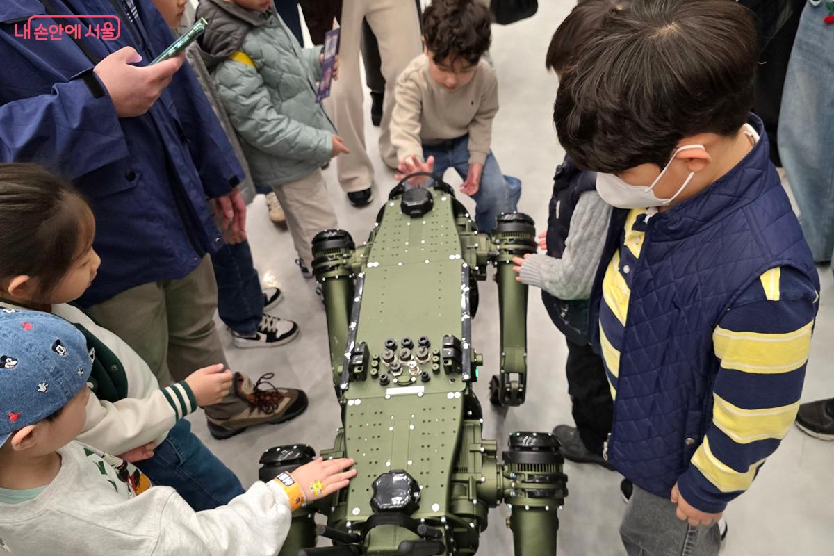 아이들에게 로봇은 인기만점이었다. ⓒ김윤경
