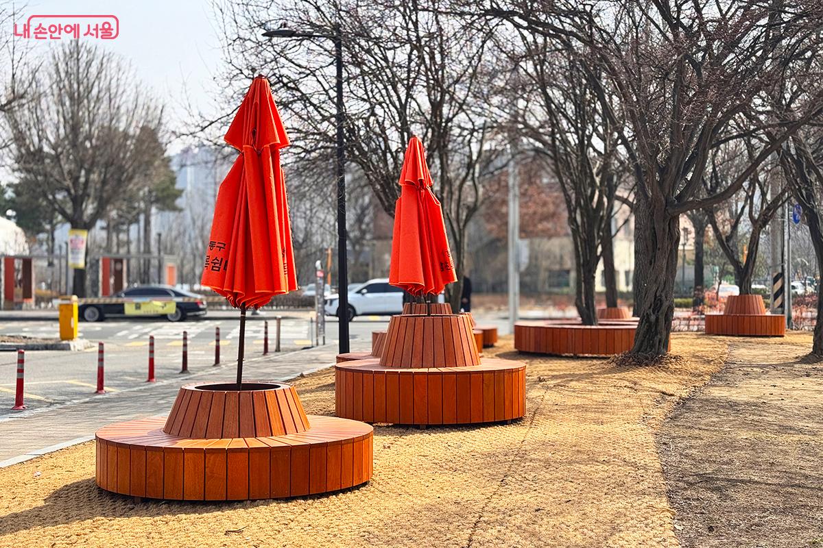 나무쉼터는 &lsquo;모두를 위한 벤치&rsquo;를 지향한다. &copy;전미애