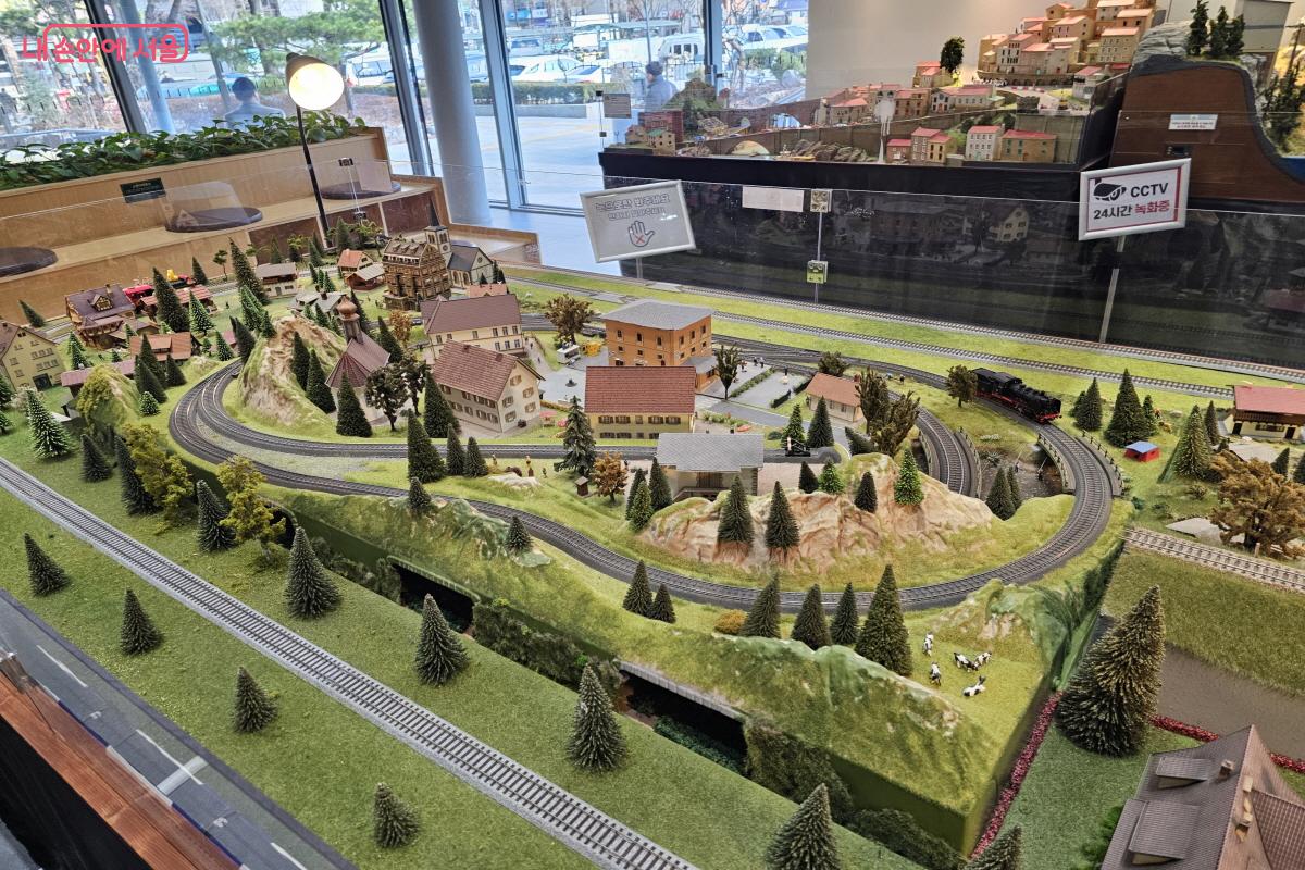 30여 종의 정교하게 만들어진 기차 디테일과 레일을 감탄하며 구경했다 ⓒ염지연