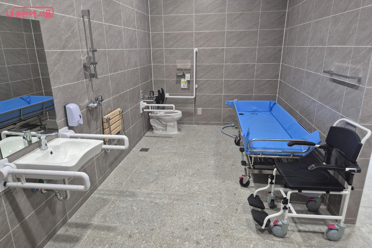 일어나기 힘든 ‘와상(臥牀)’ 장애인도 편리하게 이용할 수 있는 장애인 화장실 ©백승훈