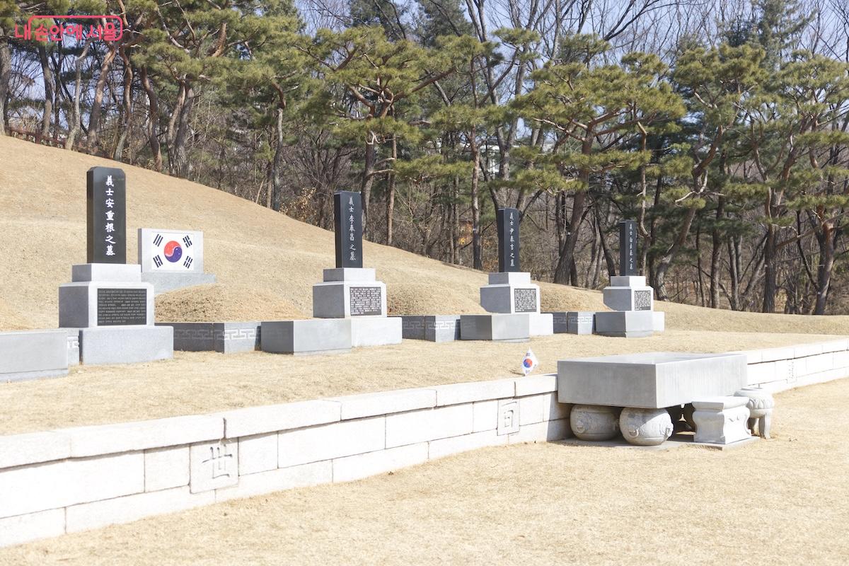 의열사 동쪽에는 삼의사 묘역이 자리잡고 있다. &copy;서지희