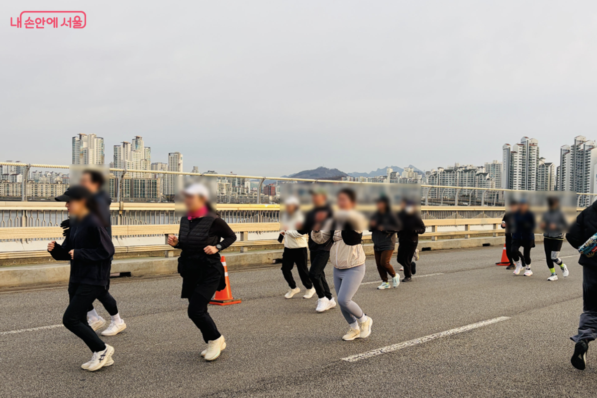 '쉬엄쉬엄 모닝'에 참여한 시민들이 마포대교 위를 달리는 모습 ©김경선