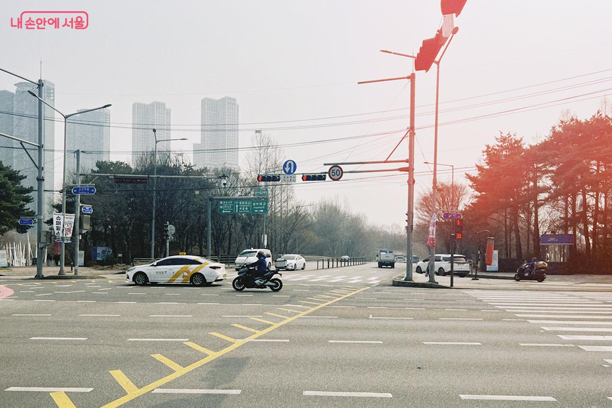보행 인파가 집중되는 서울숲근린공원 내부를 제외하고, 뚝섬정수센터에서 한강에 이르는 구간은 종전처럼 자전거 통행이 가능하다. 이는 서울숲 생태숲, 체험학습원을 아우르는 지역이다. ⓒ김아름
