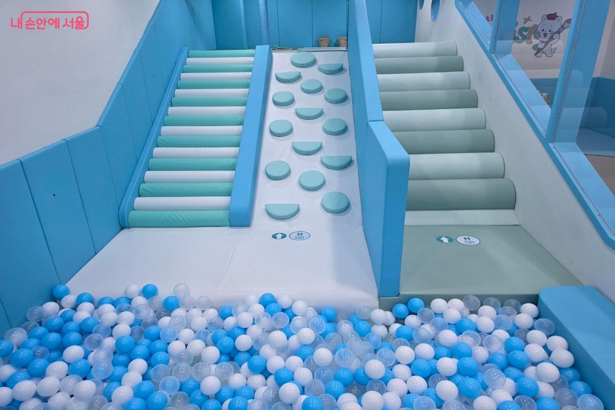 아이들은 볼풀존에서 다치지 않고 안전하게 놀 수 있다. &copy;황승희