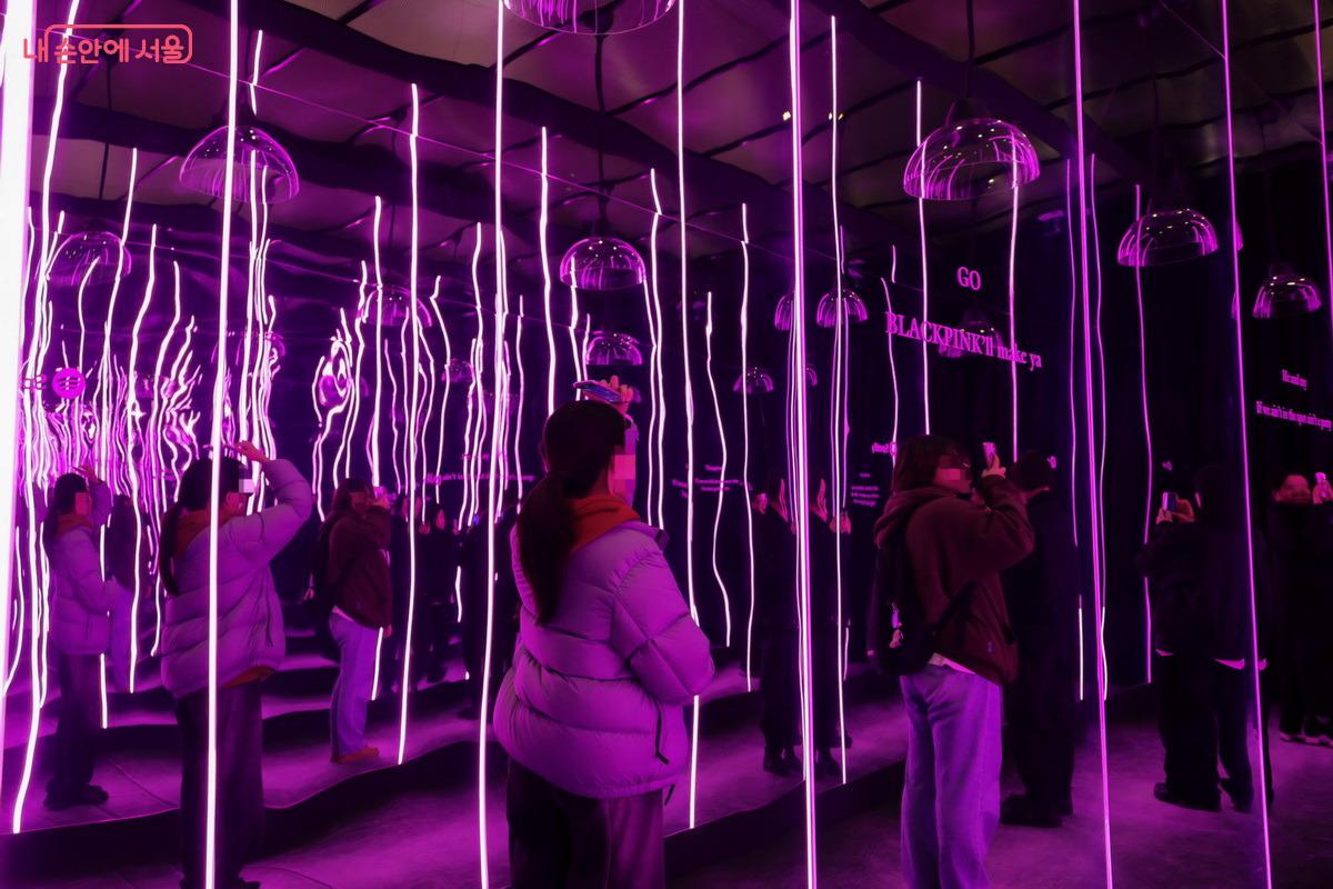 관람객이 블랙핑크 새 앨범 노래를 흥겹게 즐기고 있다. &copy;박성환