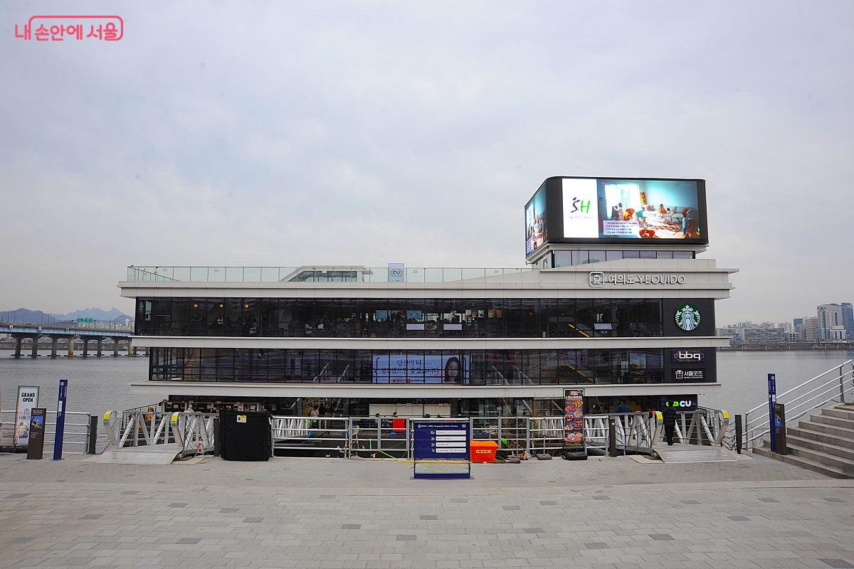 한강버스 운항의 중심지인 여의도선착장 &copy;조수봉  