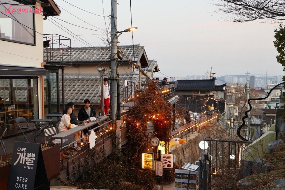 성곽길 옆 테라스 카페의 은은한 조명이 켜지며 낙산의 밤이 선사할 낭만을 기대한다. &copy;이봉덕