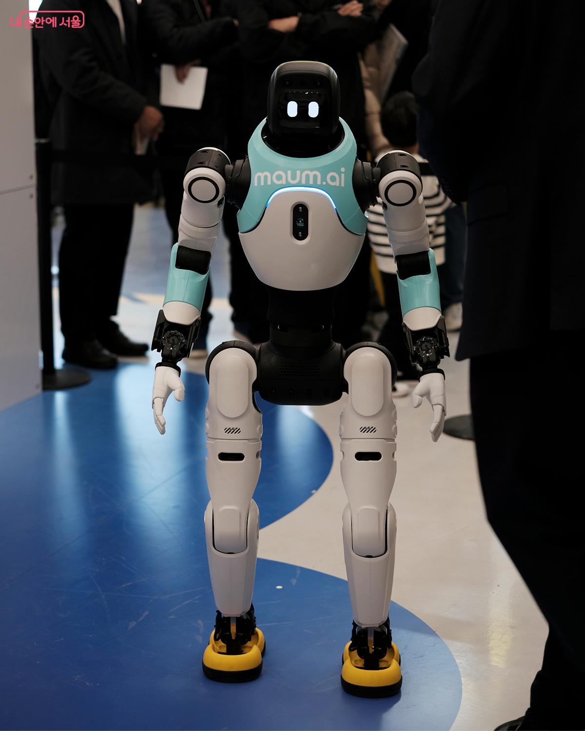 우치봇은 행사&middot;전시 현장의 운영을 지원하는 퍼포먼스형 휴머노이드 로봇으로 놀라운 댄스 실력을 갖췄다. ⓒ김아름