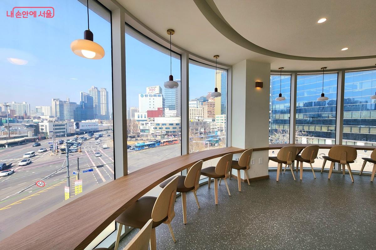 전면 통유리로 탁 트인 전경이 돋보이는 카페 이음 ©김윤화