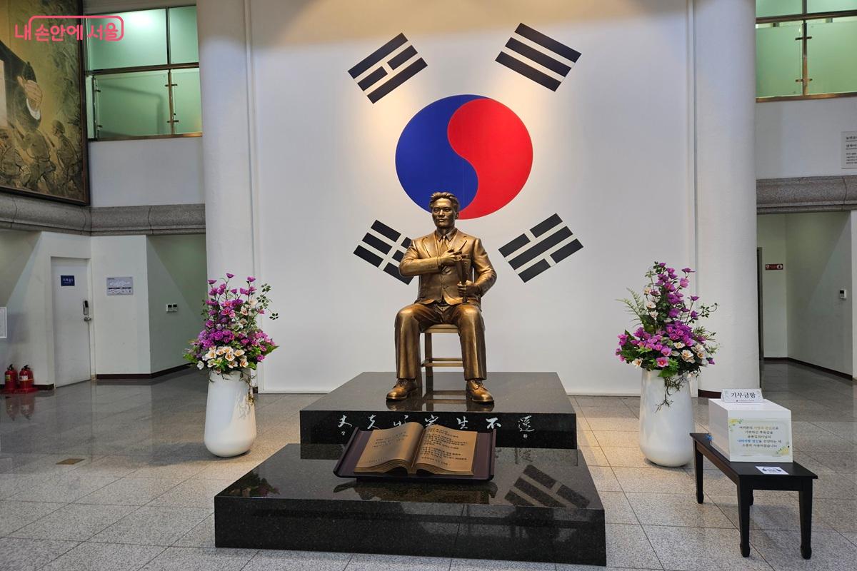 거룩한 태극기 앞에서 굳은 결의를 다지는 윤봉길 의사 동상 &copy;남철우