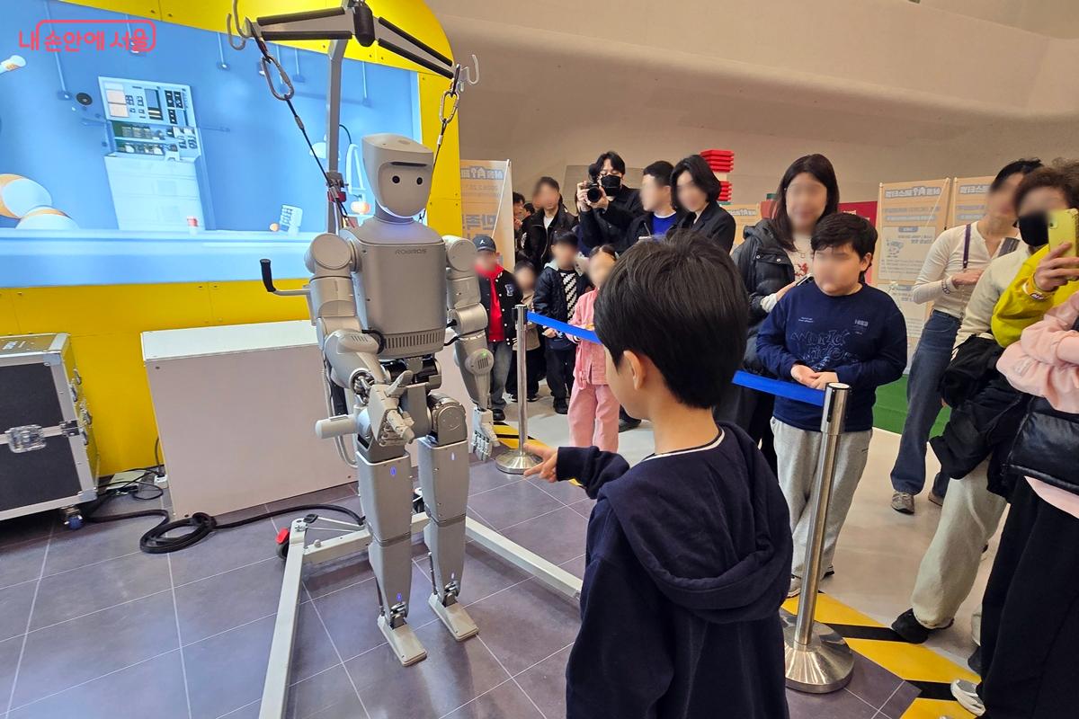 로봇과 가위바위보를 하고 있다. ⓒ김윤경