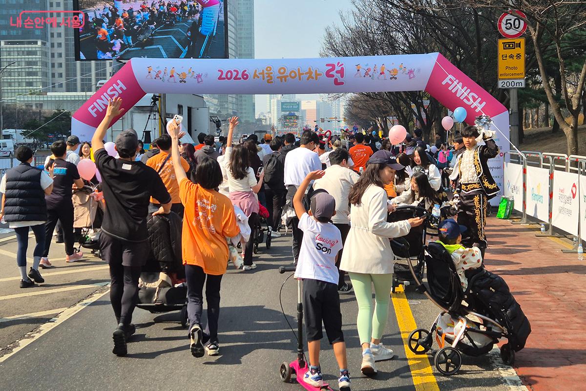 참가자들이 환호성을 지르며 여의도공원 결승점을 통과하고 있다. 