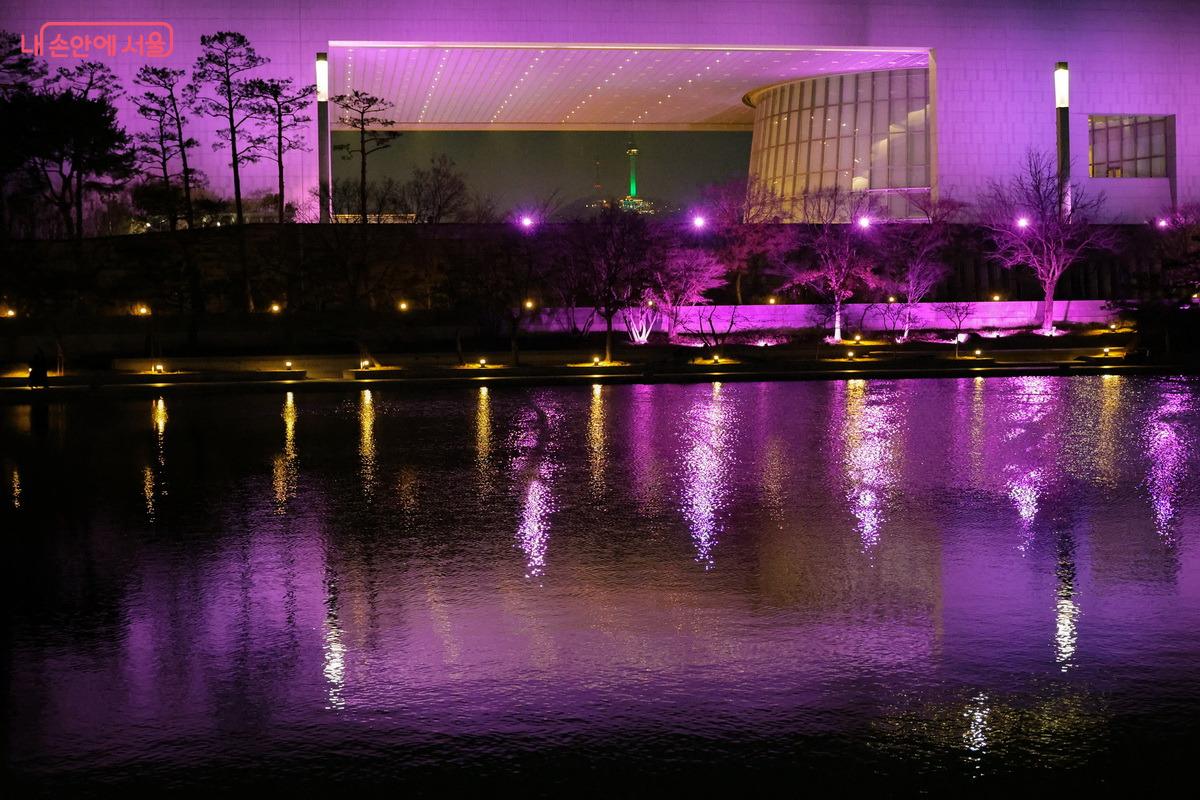국립중앙박물관 건물 사이로 보이는 남산의 N타워 조명 불빛이 분홍빛과 조화롭다. &copy;박성환