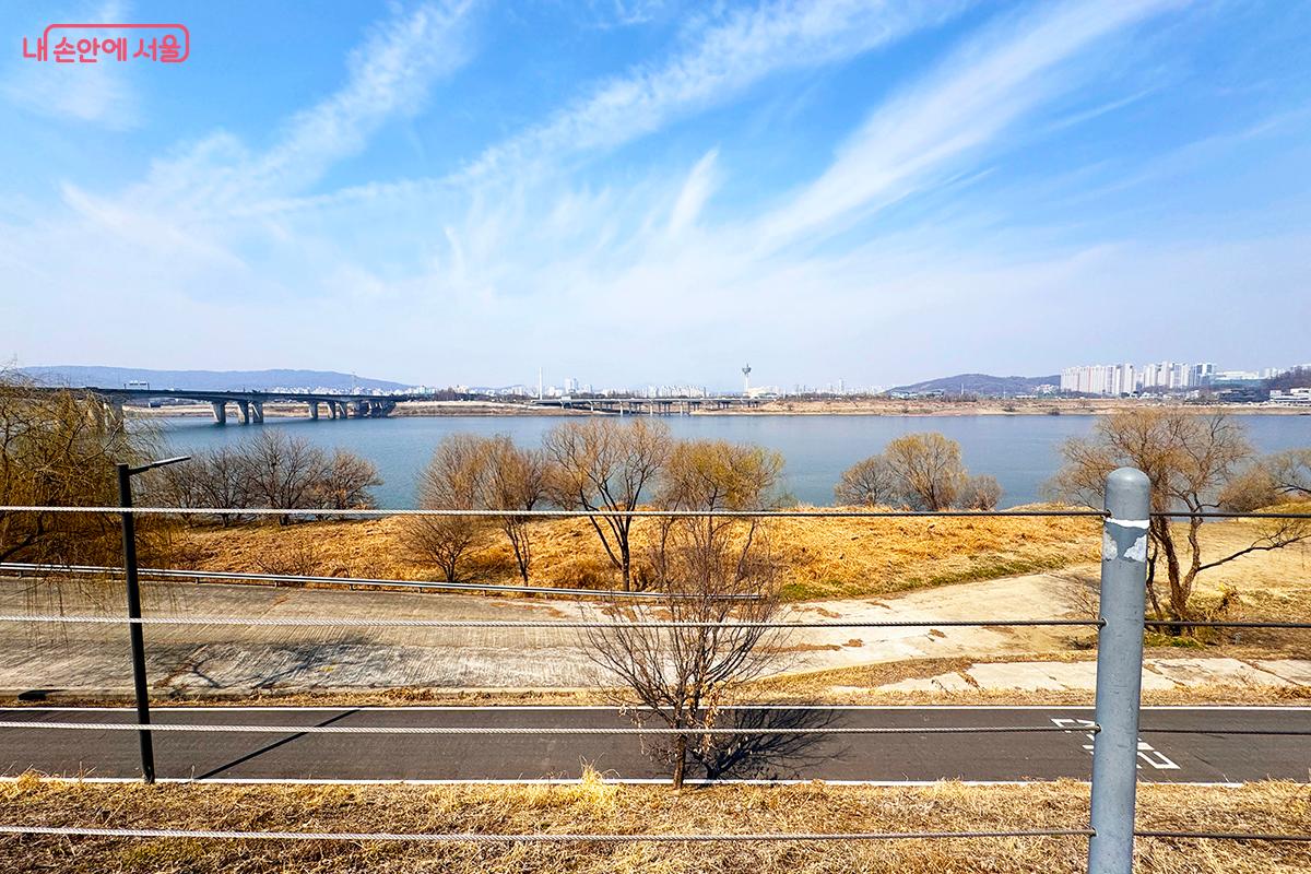 한강 건너 구리시가 바라다보인다. &copy;전미애