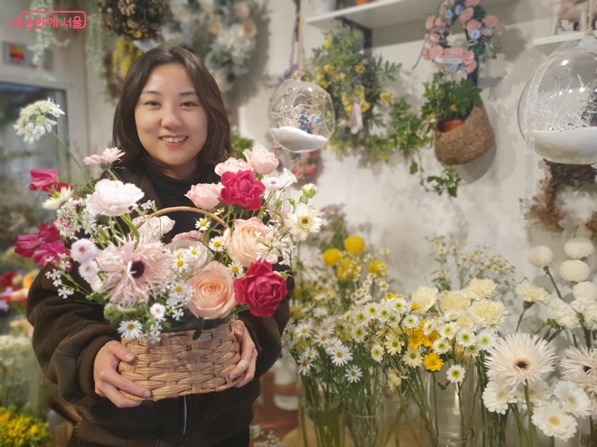 매달 이웃 어르신들께 생신 축하 꽃다발을 기부하고 있는 '뵈뵈플라워' 최수지 대표 &copy;엄윤주