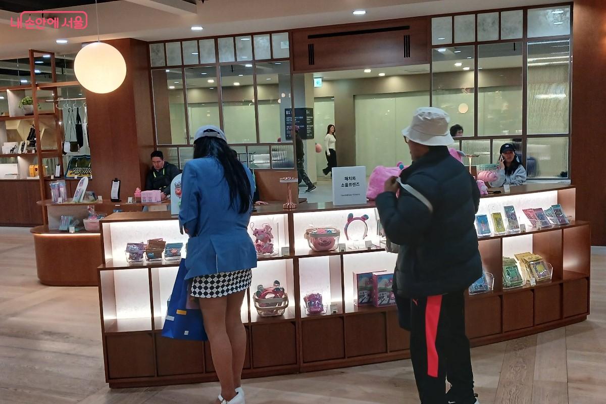 개방형 구조로 공연 관람객뿐 아니라 누구나 자유롭게 이용할 수 있다. ©임영근